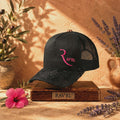 La Ténébreuse Hibiscus: Casquette noire et rose Trucker premium en édition limitée à 83 exemplaires