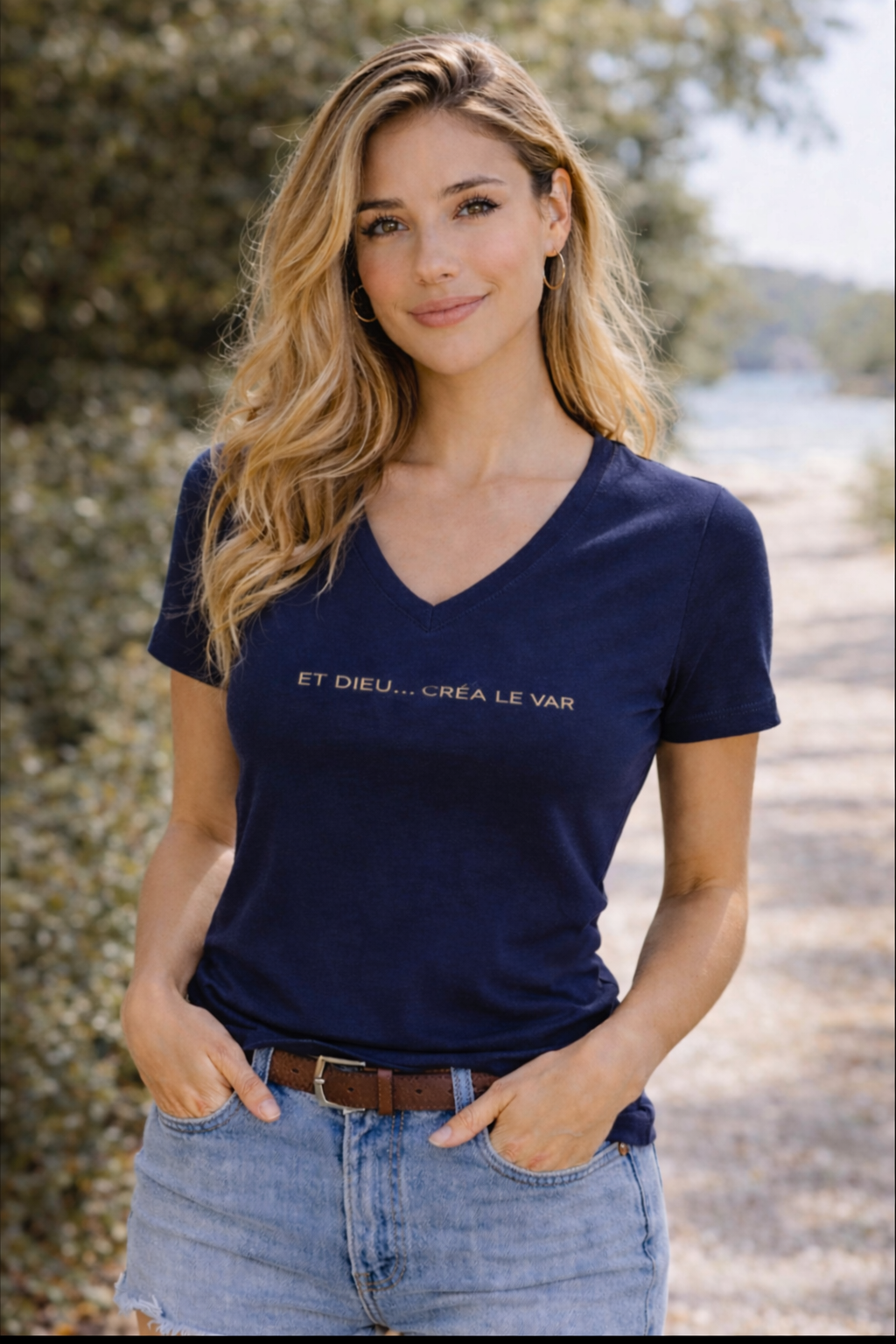 T-shirt bleu marine brodé – Élégance intemporelle - ET DIEU...CRÉA LE VAR