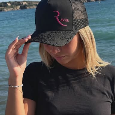 La Ténébreuse Hibiscus: Casquette noire et rose Trucker premium en édition limitée à 83 exemplaires