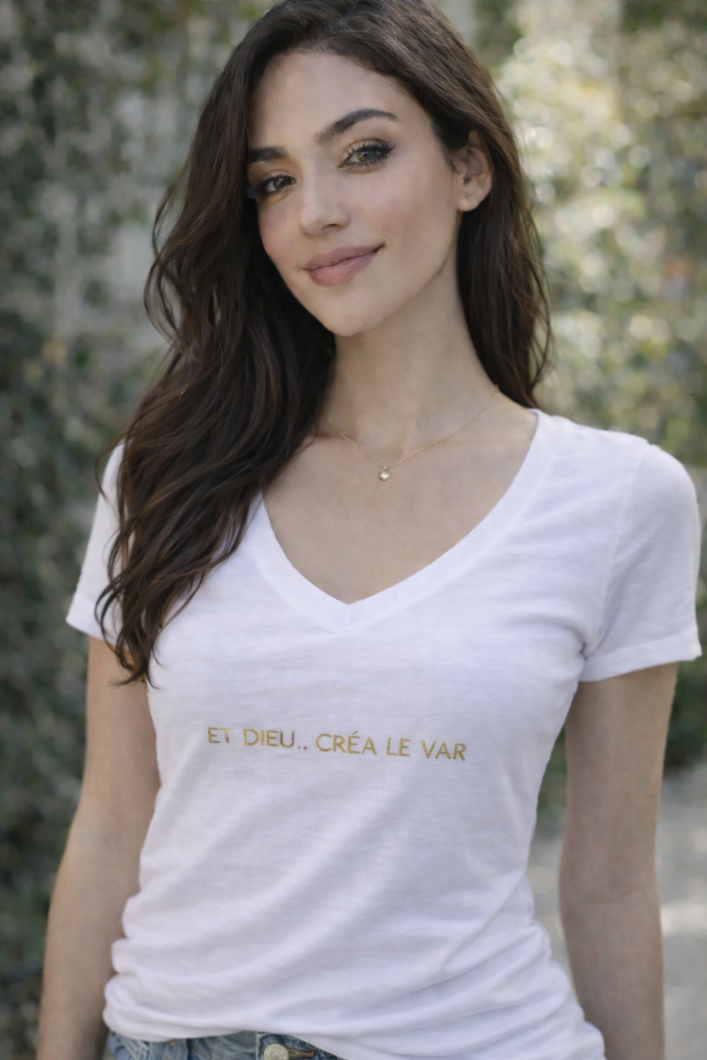 T-shirt blanc brodé – Élégance intemporelle - ET DIEU...CRÉA LE VAR