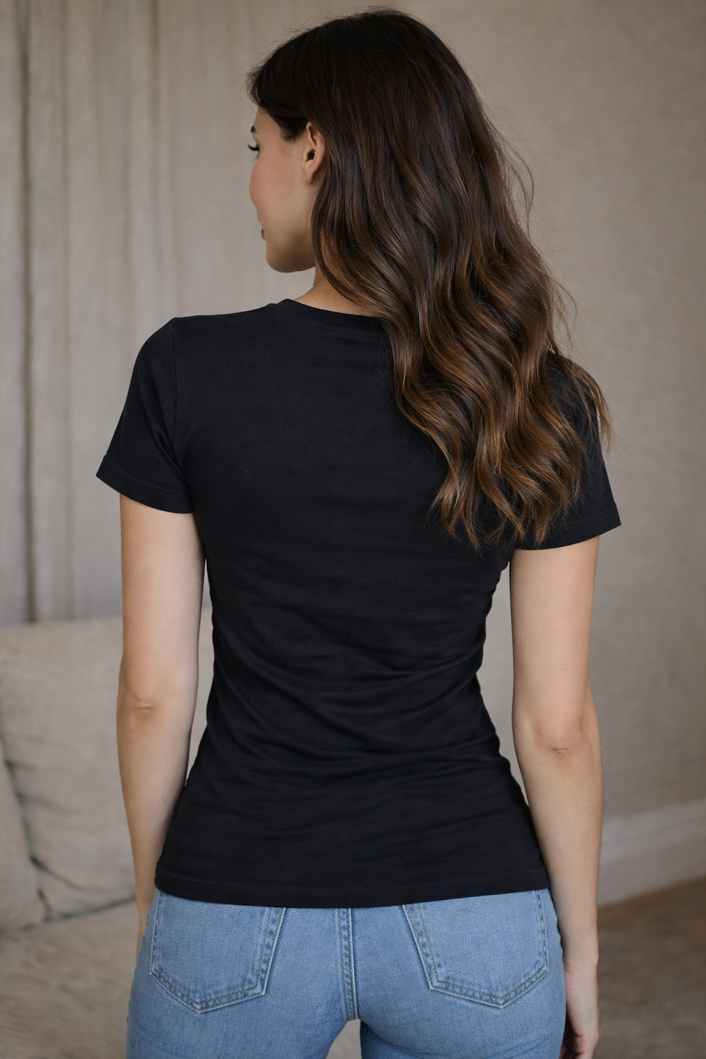 T-shirt noir brodé – Élégance intemporelle - ET DIEU...CRÉA LE VAR