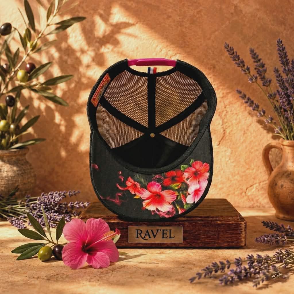 La Ténébreuse Hibiscus: Casquette noire et rose Trucker premium en édition limitée à 83 exemplaires