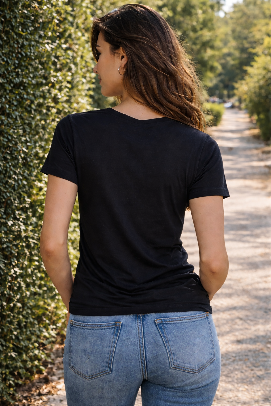 T-shirt noir brodé – Élégance intemporelle - RAV'EL